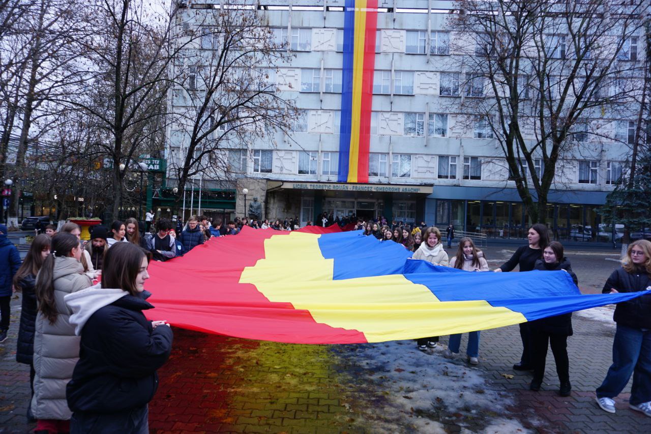 FOTO Onor la tricolor Elevii și profesorii Liceului Gheorghe