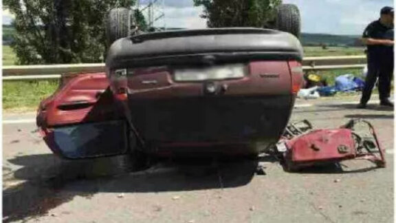 Maşina răsturnată