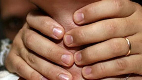 A încercat să-și sugrume propria soție