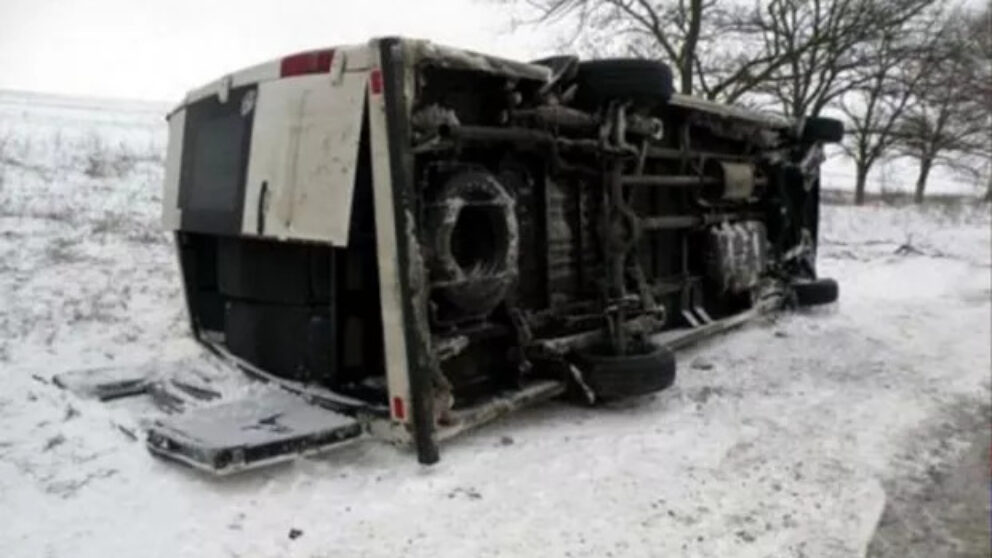 Autobuz accidentat răsturnat pe șosea