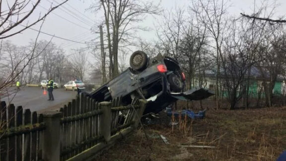 o mașină răsturnată