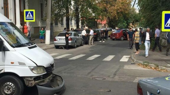 Accident GRAV la intersecția străzilor Petru Movilă și 31 august