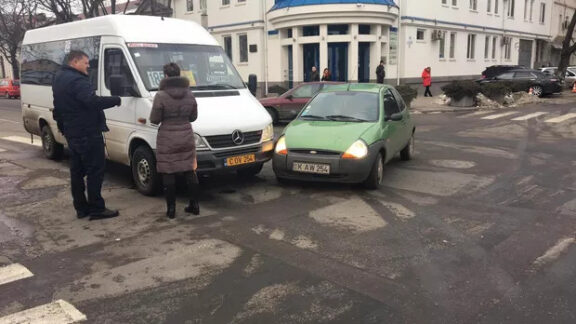 Accident în Chişinău! Un microbuz de rută s-a tamponat cu o maşină.