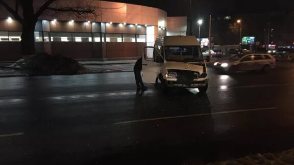 Accident pe strada Miorița din capitală! Un microbuz de linie s-a tamponat violent cu un automobil