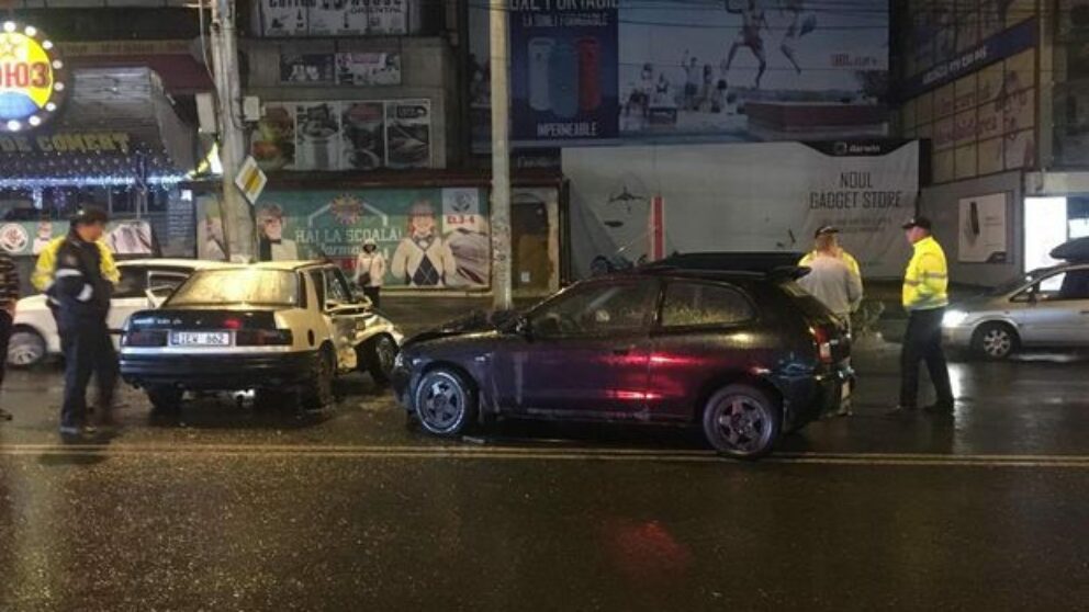 Accident puternic pe strada Alecu Russo din capitală! Două mașini s-au tamponat