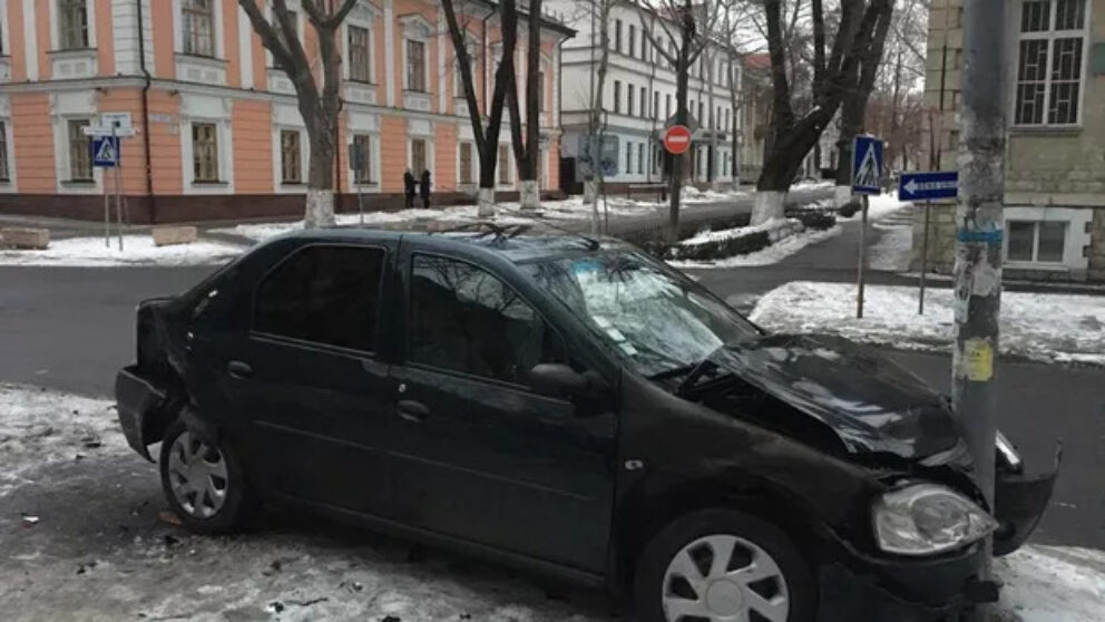 Accident TERIBIL la intersecția străzilor 31 august 1989 și Serghei Lazo din capitală. Două mașini s-au izbit puternic