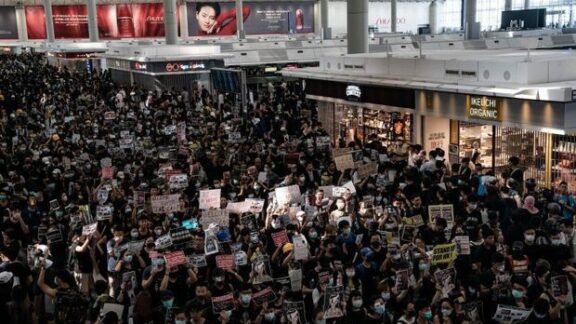 Aeroportul din Hong Kong a fost ocupat de protestatari