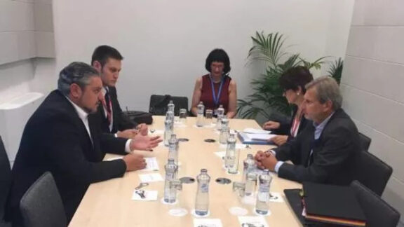 A. Galbur și  Johanes Hahn.