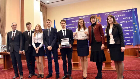 Ambasada României şi Ministerul Educaţiei a premiat învingătorii Concursului republican pentru elevi ”Limba noastră-i o comoară”