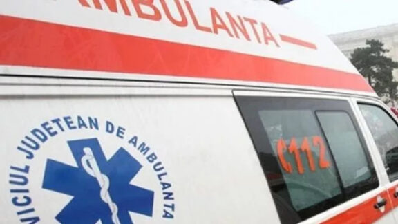 O femeie de 64 de ani lovită de o mașină în timp traversa strada regulamentar