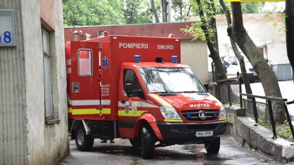 o mașină de urgență roșie