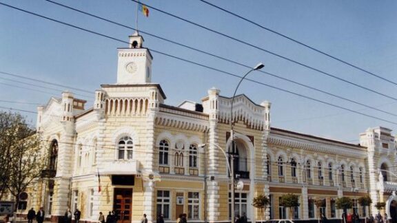 Angajaţii Primăriei Chişinău şi profesorii îşi vor primi curând salariile. Dorin Chirtoacă a semnat actele de acasă!