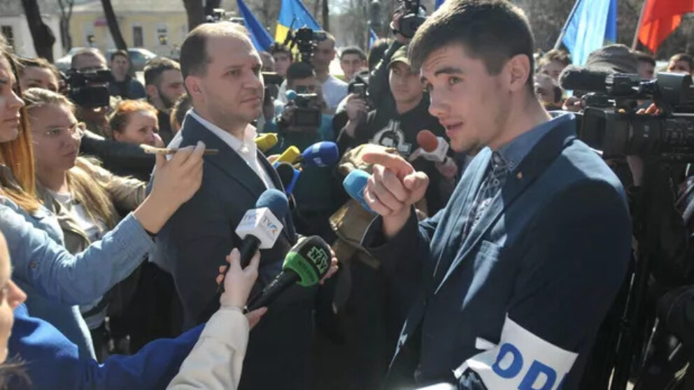 (FOTO) Tinerii protestează// Asociația „Unirea - ODIP” a protestat împotriva ultimelor declarații ale lui Dodon