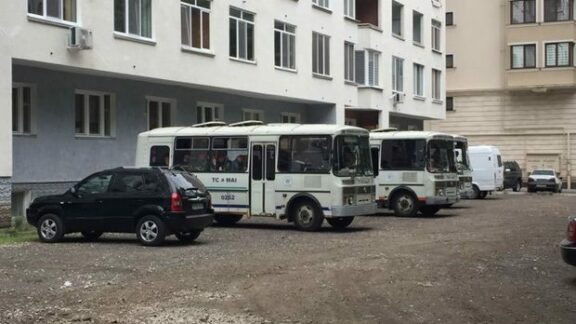Autobuze pline cu carabineri în spatele Parlamentului