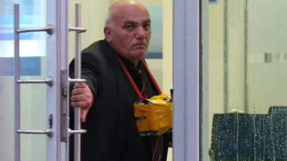 Un bărbat cu o centură cu explozibil la piept a luat ostatici într-o bancă din Moscova