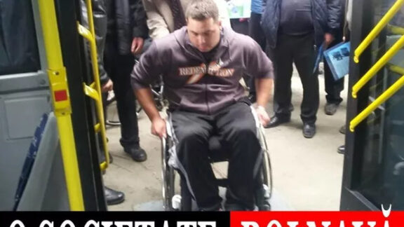 Un bărbat în scaun cu rotile