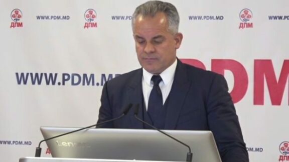 un deputat ține un discurs