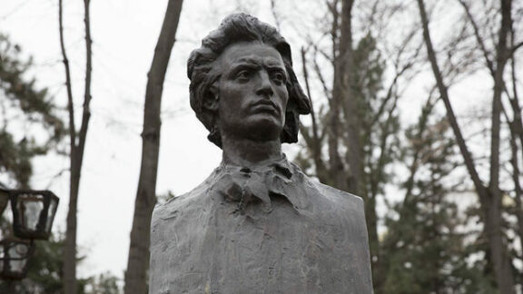 Bustul marelui poet român Mihai Eminescu