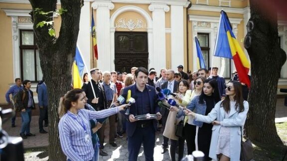 Cadou pentru Igor Dodon! Liberalii i-au dăruit şefului statului treizeci de bănuţi