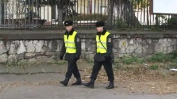 Doi soldați pe stradă