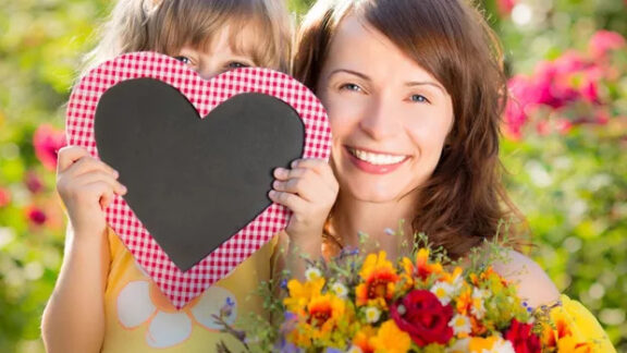 8 martie - Ziua Internaţională a Femeii// Care este semnificaţia şi originea acestei sărbători