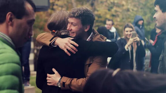 Cetăţeni se îmbrăţişează în Strasbourg