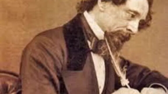 Charles Dickens la masa de scris