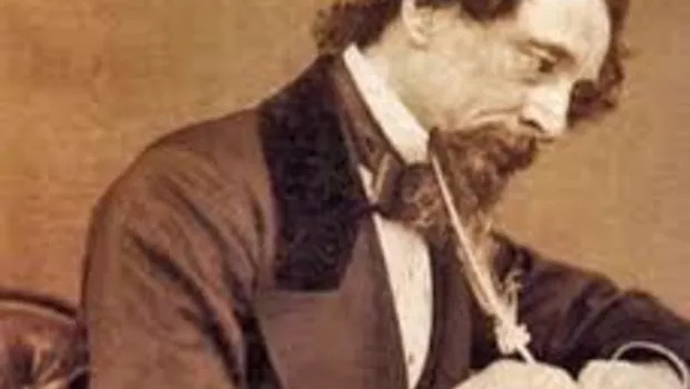 Charles Dickens la masa de scris