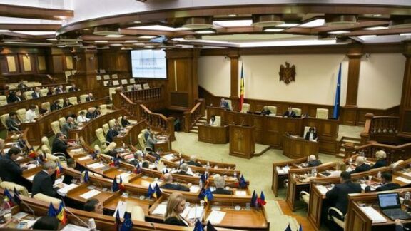 Circ în Parlament: S-au numit prostănaci și și-au închis „ciocurile”
