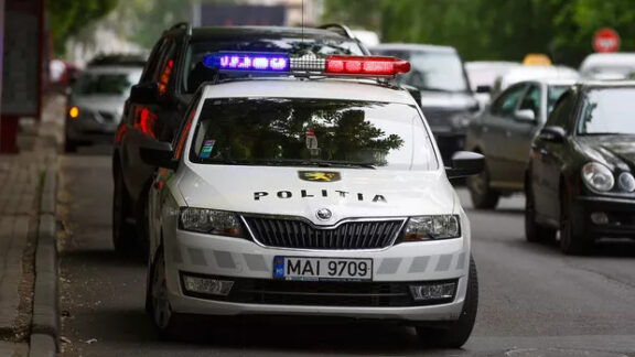 Mașină de poliție în timpul patrulării pe străzile Chișinăului