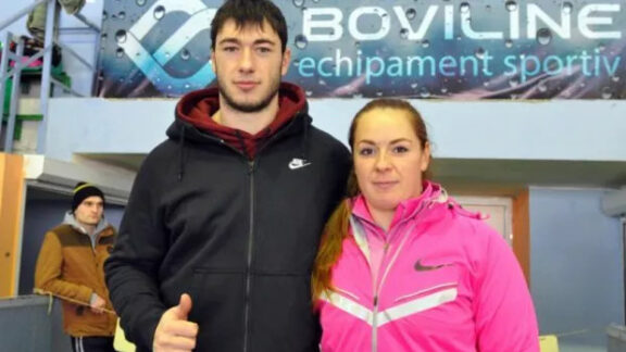 Cuplu cîştigător la competiţia sportivă.