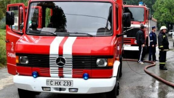 Consecinţele ploilor din acest weekend: drumuri avariate şi gospodării inundate