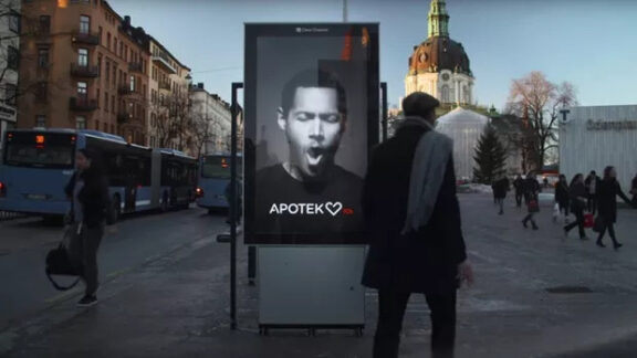 Un panou pe care este prezentat un om care tuşeşte atunci cînd pe lîngă el trece un fumător