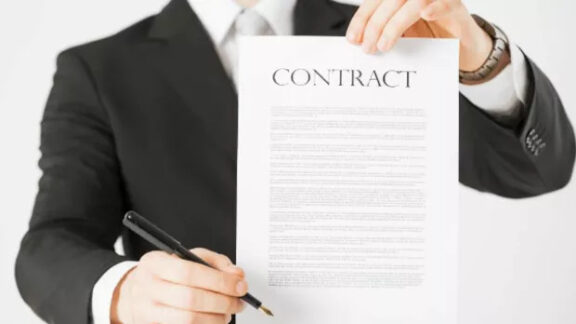 Angajatorul ce ține un contract și arată noile modificări