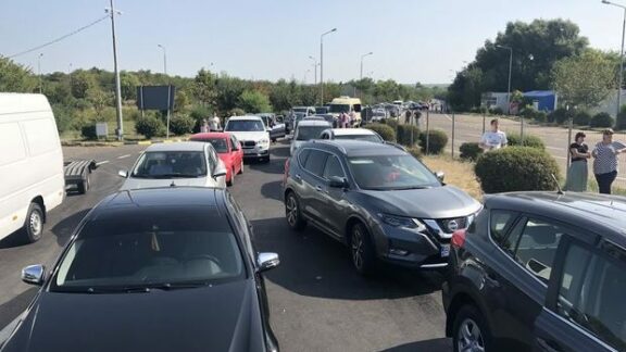 Cozi INTERMINABILE la Vama Albița