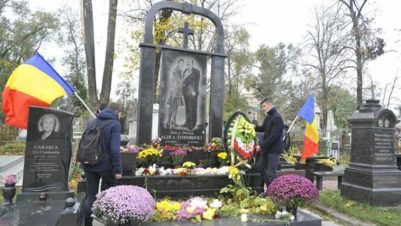 Cu muzică patriotică şi panglici tricolore