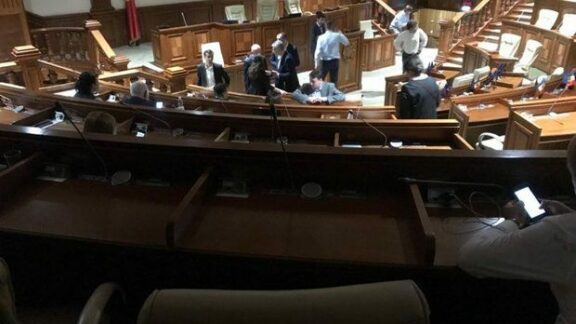 Cum a inceput sedinta parlamentului.