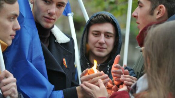 Flori şi lumânări la Ambasada României în RM// Cum au fost omagiate victimele incendiului din clubul Colectiv