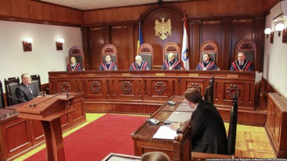 Curtea Constituţională va decide mâine soarta limbii române în Constituţia RM