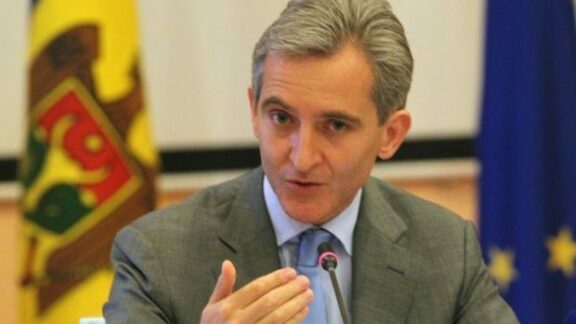 un deputat vorbește