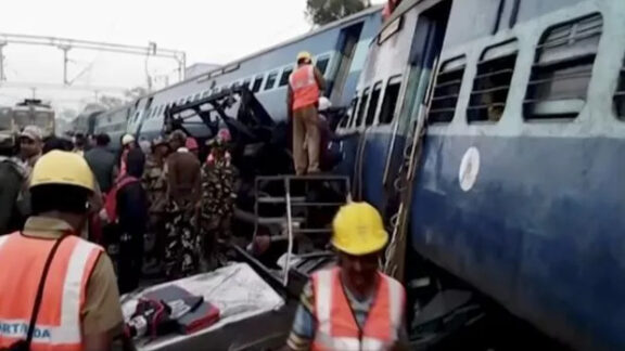 Trenul răsturnat și echipele de salvare prezente la fața locului