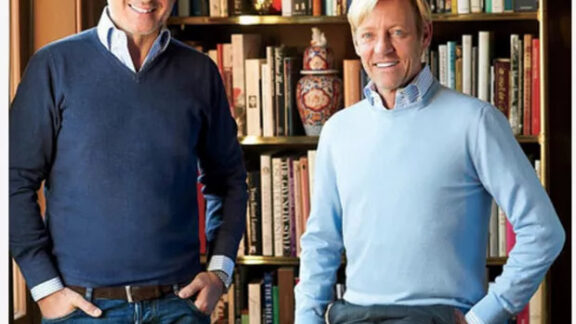 doi bărbați într-o odaie