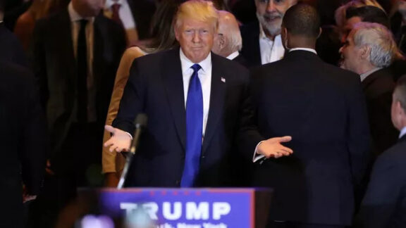 Donald Trump anunțând restricția iranienilor în SUA