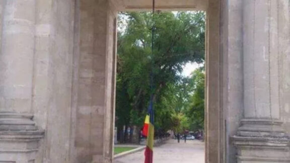 Drapelul de pe Arcul de Triumf a fost distrus