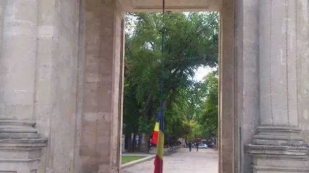 Drapelul de pe Arcul de Triumf a fost distrus