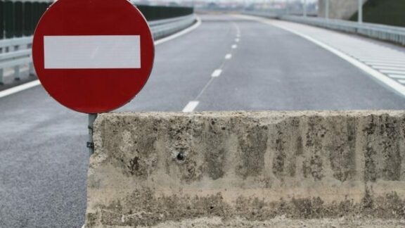semnul de trafic al drumului închis