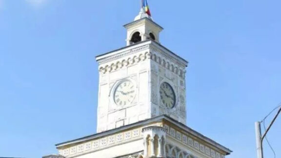 Drapelul Primăriei coborât în bernă