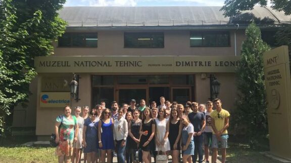 Elevi și profesori din Căușeni
