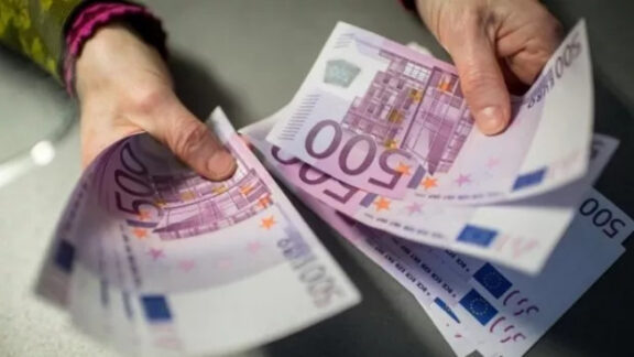 Mâini ce numără bani