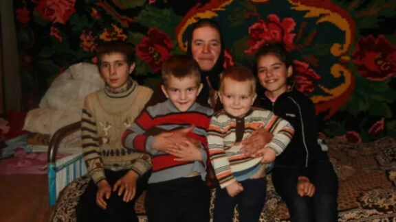 O femeie și patru copii